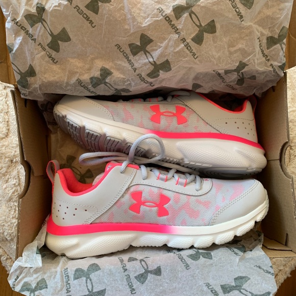 *NEW* Under Armour Running Shoes - Size 6Y - Picture 5 of 7